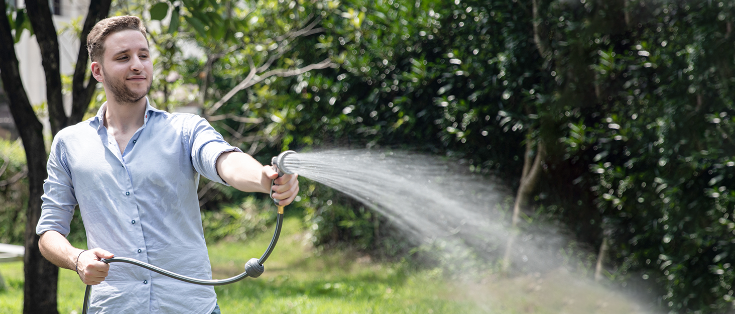 Retractable garden hose reel