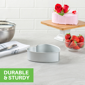 With an oven-ready capability of up to 390F, these aluminum pans provide evenly baked cakes.